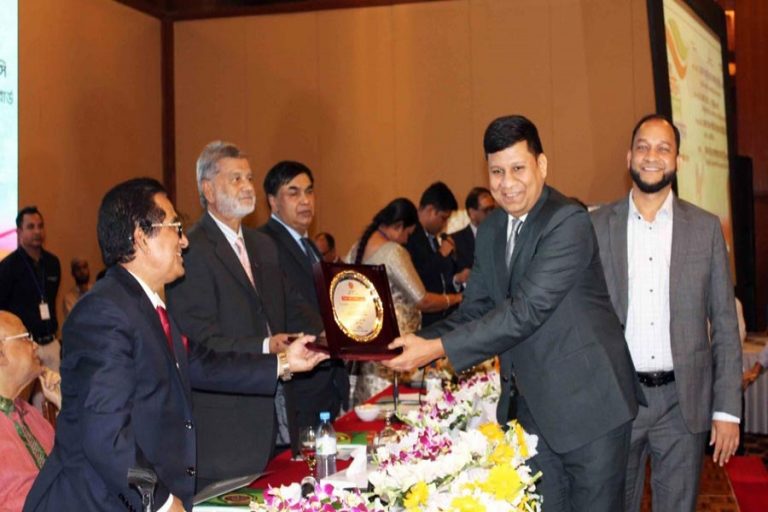 Rajesh Surana、CEOおよびIqbal Chowdhury、LafargeHolcim BangladeshのCFO