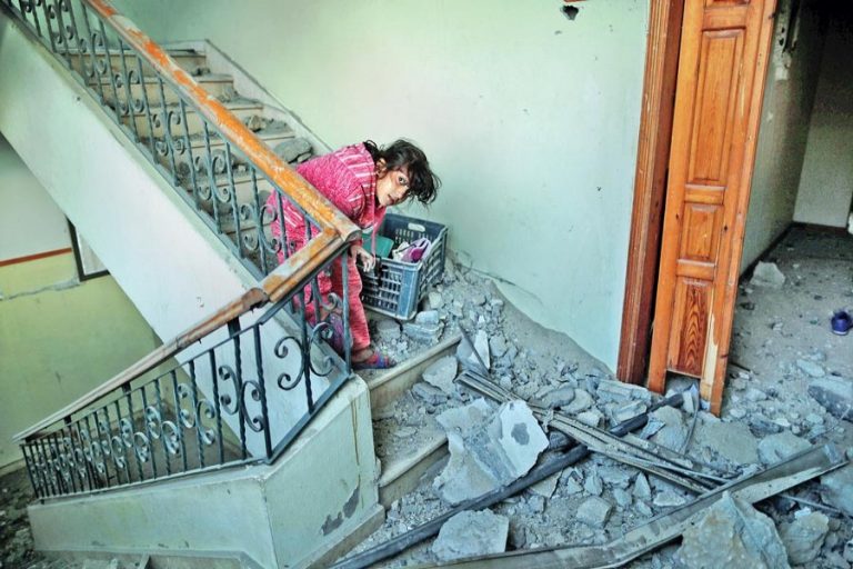 パレスチナの女の子が彼女の所持品を探して探している