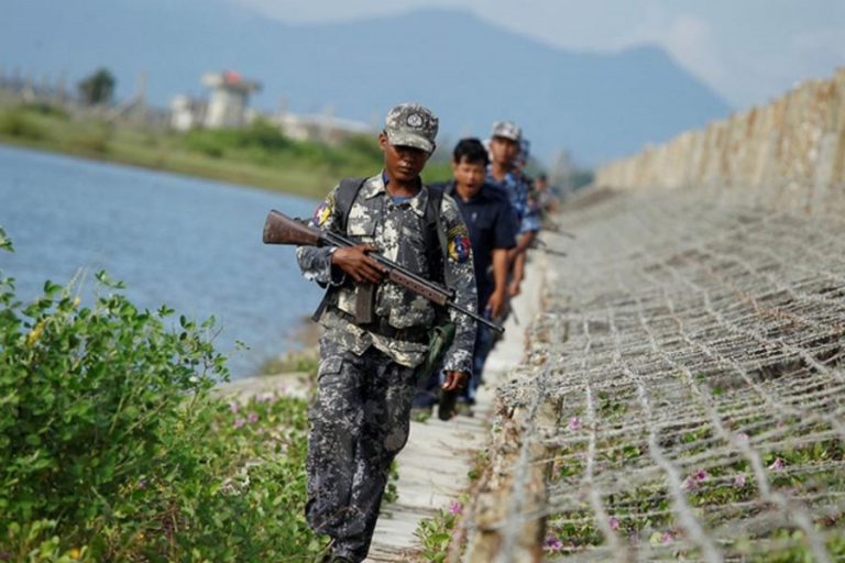 ミャンマー警察がロヒンギャのキャンプを襲った4人が負傷した