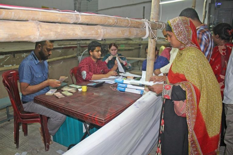 Suad Garmentsは工場労働者に会費を支払う