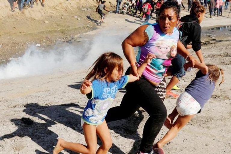 メキシコの国境にある米国の代理店が涙のガス移民