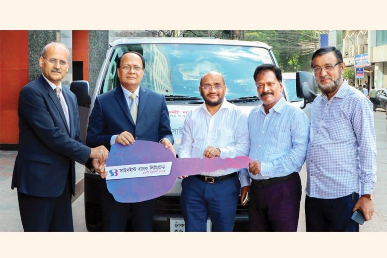 Southeast Bank Limitedが「フェニ国立大学」にマイクロバスを寄贈
