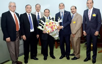 Md.Khalilur Ra​​hman（右から3番目）、BLFCA会長Abu Hena Mohdを挨拶する。花束を持つRazee Hassan
