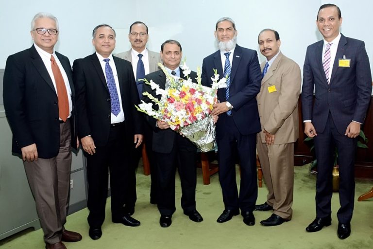 Md.Khalilur Ra​​hman（右から3番目）、BLFCA会長Abu Hena Mohdを挨拶する。花束を持つRazee Hassan