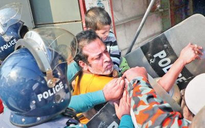 警察は赤ちゃんの体を回復させる、都市の悲劇の父を逮捕する