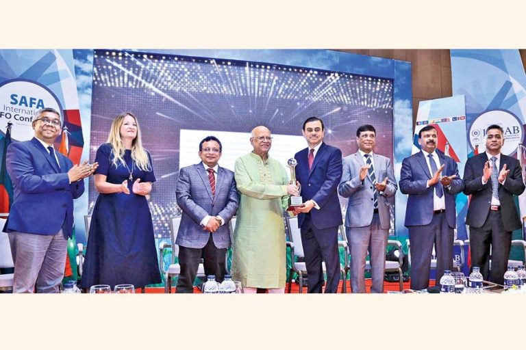 財務大臣、「ICMAB Best Corporate Awards 2017」をSelim RF Hussainに引き渡す