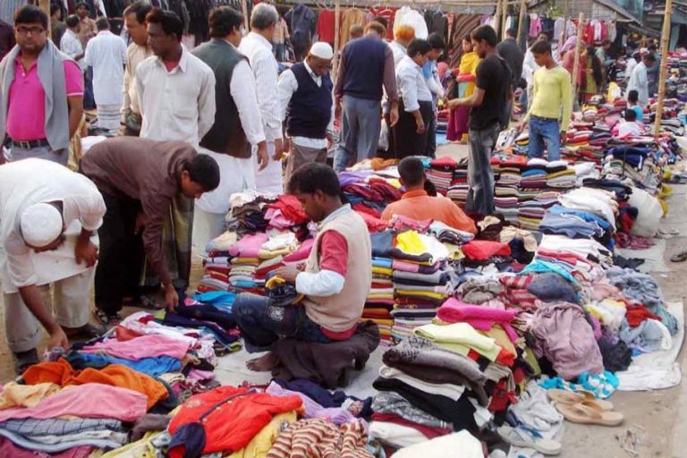 暖かい服の販売はRangpur、Jhenidah地区でペースを上げます