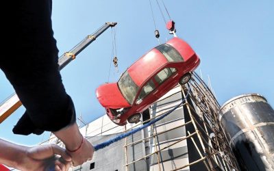 クレーンで持ち上げられている車