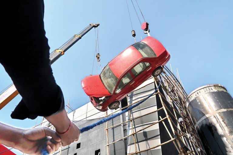 クレーンで持ち上げられている車