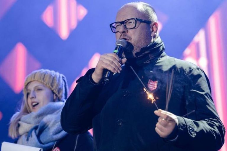 ポーランドの市長がチャリティイベントでの攻撃後に死亡