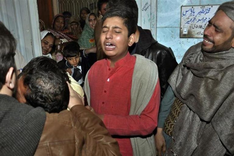 パキスタンは警察官を殺害したとして逮捕
