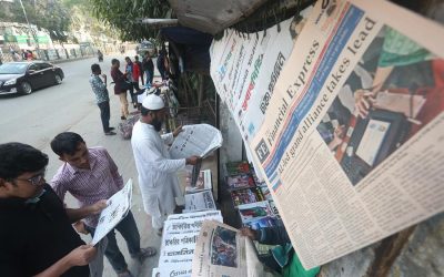 好奇心が強い街の住人たちが新聞を読む