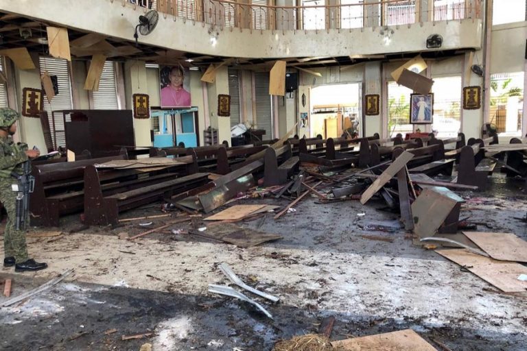 フィリピンの大聖堂で爆弾が爆発し、20人が死亡
