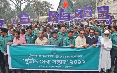 バングラデシュ警察のメンバーが行列を出した