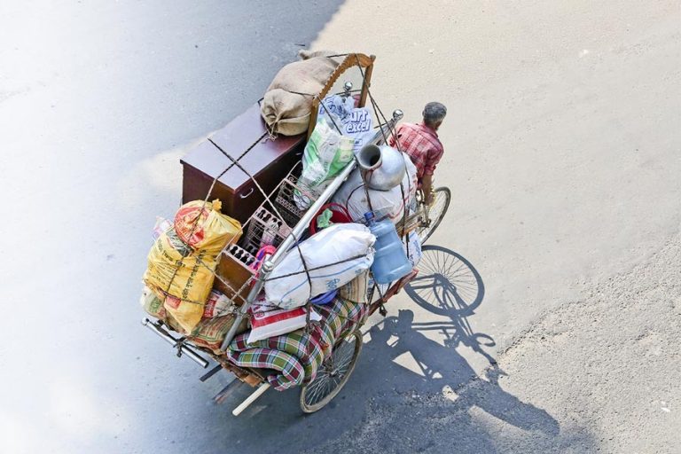 持ち物を運ぶ人力車の車