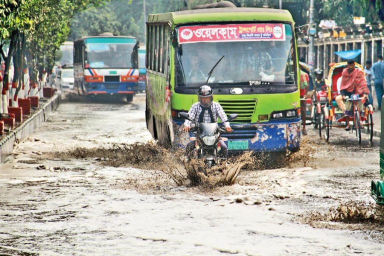 雨が都市生活、交通を停止させる