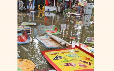 雨はEkushey本フェアを激しく襲い、巨大な本にダメージを与える