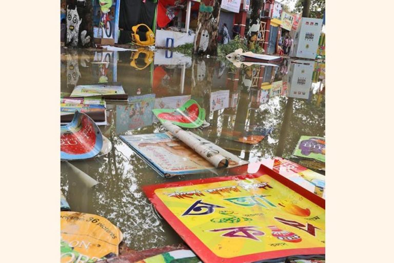 雨はEkushey本フェアを激しく襲い、巨大な本にダメージを与える