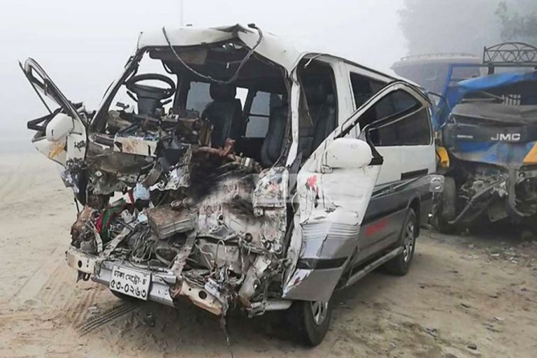 Tangailマイクロバスのクラッシュで2人が死亡、6人が負傷