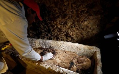 エジプトは50人のミイラの古代の埋葬地を発見する