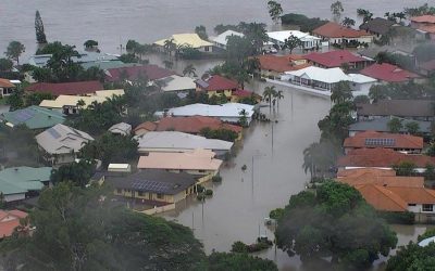 オーストラリアの洪水が街にクロックスをもたらすように軍事ステップ