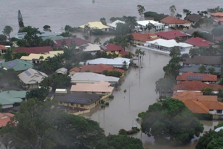 オーストラリアの洪水が街にクロックスをもたらすように軍事ステップ