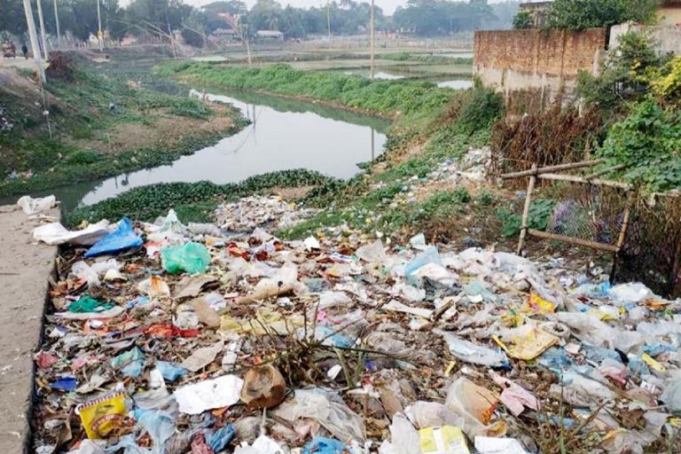 死の危機に瀕してひどく汚染されたチライ川
