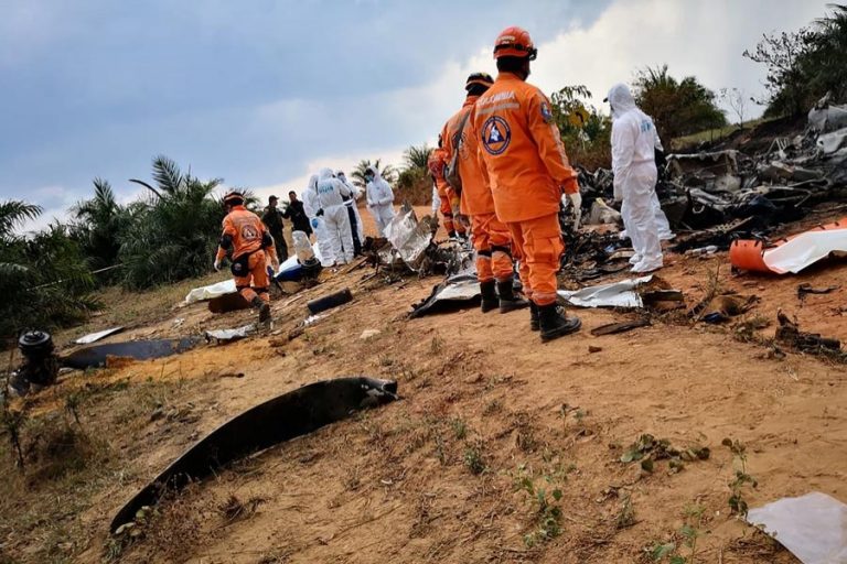 コロンビア中央部の飛行機墜落事故が12人の命を奪う
