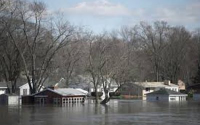 洪水が下流に向かうにつれて米国中西部でより多くの避難
