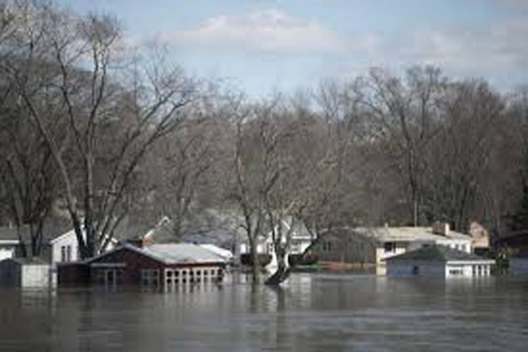 洪水が下流に向かうにつれて米国中西部でより多くの避難