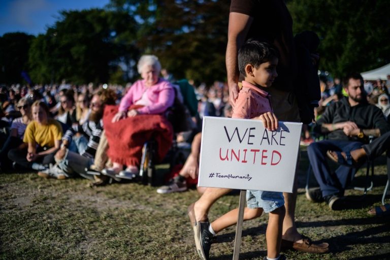 数千人が攻撃の犠牲者を称えるためにニュージーランドの集会に出席