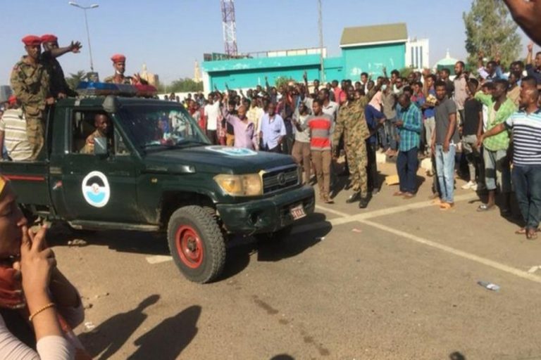 抗議中のスーダンでの軍隊間の衝突