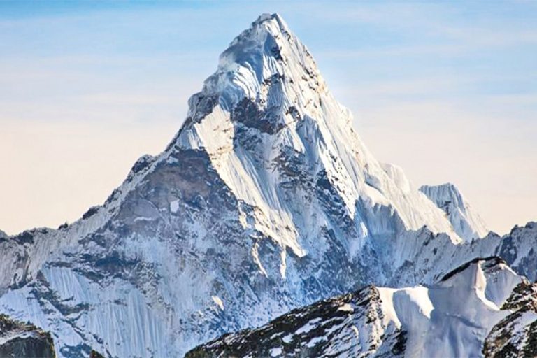 エベレストの高さを測るネパール