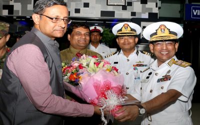 M Lokmanur Rahmanがインドの国防長官Sanjay Mitraに挨拶
