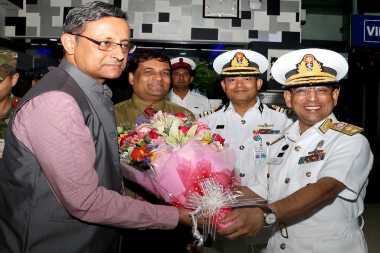 M Lokmanur Rahmanがインドの国防長官Sanjay Mitraに挨拶