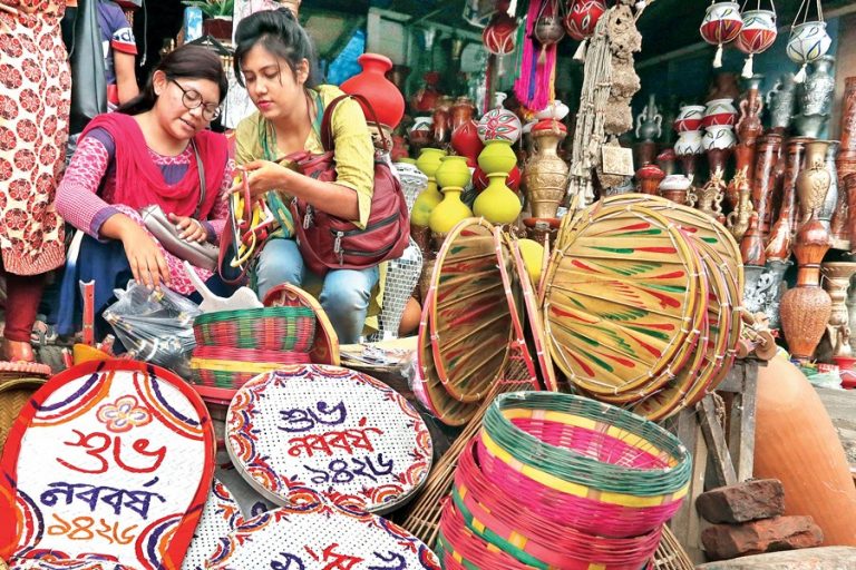 手工芸品を購入する2人の若い女性