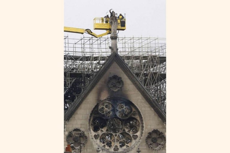 火事後にノートルダム大聖堂を再建するための10億ドルの寄付