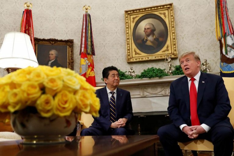 トランプ氏は米国で自動車を製造するために安倍を押す
