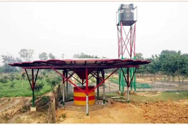 ソーラーパネルのふたが付いているPatkuasはNaogaonの灌漑を提供します