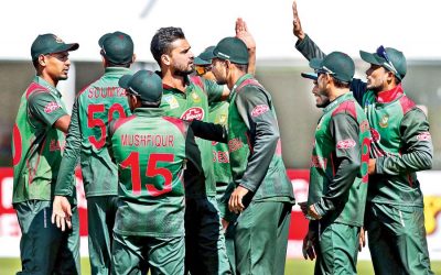 バングラデシュのキャプテンMashrafe Mortazaがチームメイトと祝う