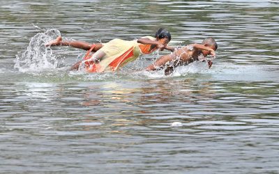 水泳2人の子供