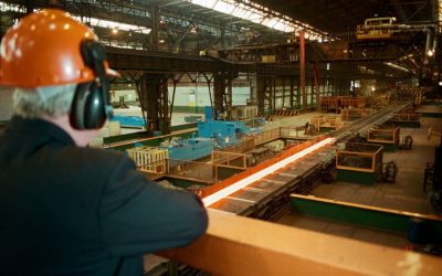 危険にさらされている25,000人の雇用で崩壊の危機に瀕しているBritish Steel