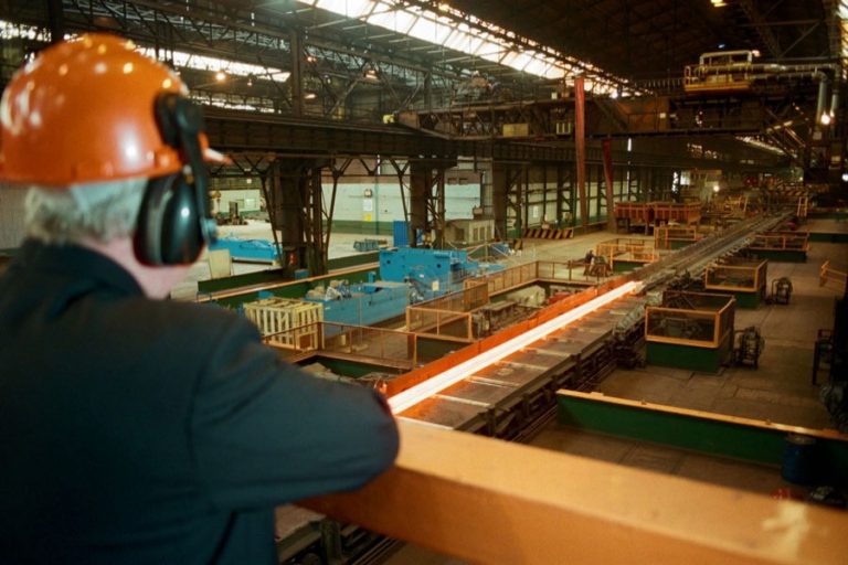 危険にさらされている25,000人の雇用で崩壊の危機に瀕しているBritish Steel