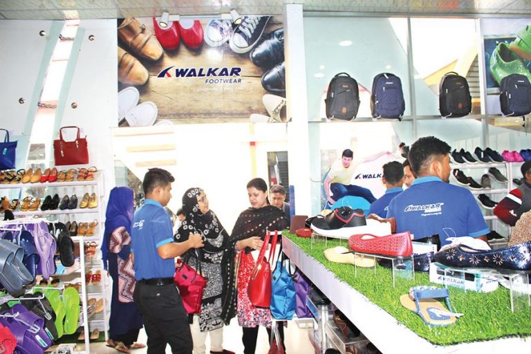 Walkar Footwearは10pc割引を提供しています