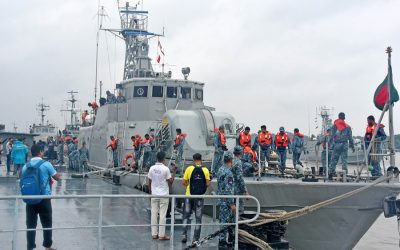海軍はFani被災地で救済を配布
