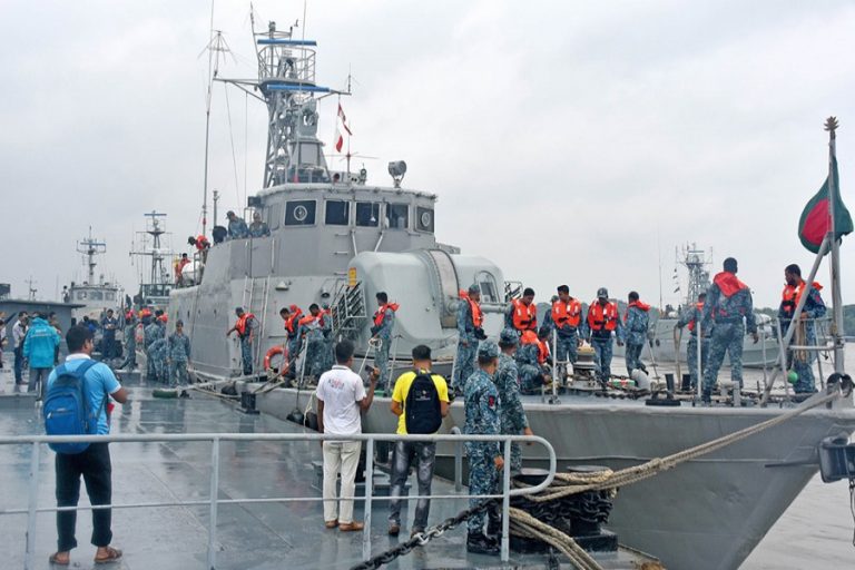 海軍はFani被災地で救済を配布