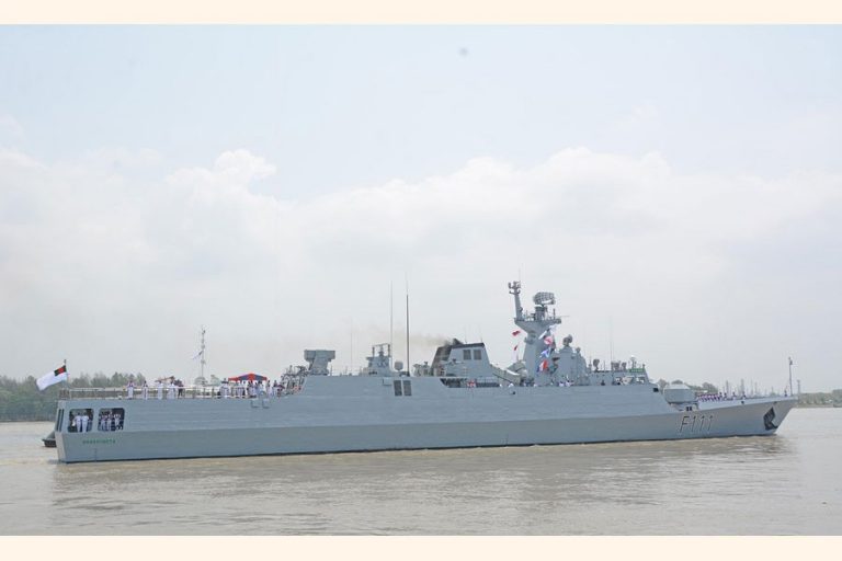 バングラデシュ海軍船 'Swadhinata'