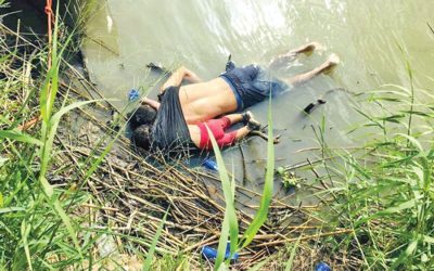 溺れている厳しい国境は多くの移民に直面している危険を強調します