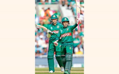 祝っている間群衆に応えるMushfiqur Rahim