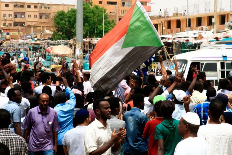 スーダン治安部隊が大規模な抗議行動に先んじて襲撃を実施